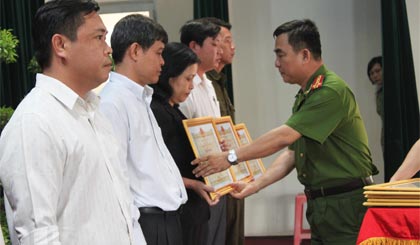 Trao Bằng khen, Giấy khen cho các tập thể và cá nhân.