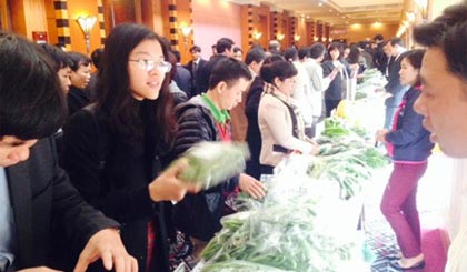  Những nông sản áp dụng quy trình VietGAP được trưng bày và bán ngay tại hội thảo. Ảnh: VGP/Đỗ Hương