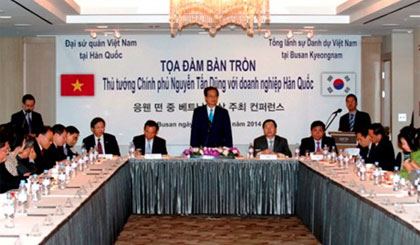 Thủ tướng Nguyễn Tấn Dũng với doanh nghiệp Hàn Quốc. Ảnh: VGP/Nhật Bắc