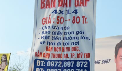 Bảng rao bán đất được treo nhiều nơi ở TP. Mỹ Tho.