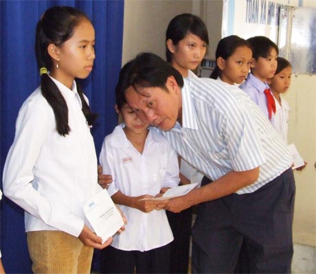 Ông Dương Ngọc Minh trao học bổng chắp cánh ước mơ. Ảnh: NC