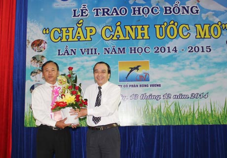 Ông Nguyễn Hữu Đức, Tổng Biên tập Báo Ấp Bắc trao lẵng hoa và gửi lời cảm ơn đến ông Nguyễn Quang Khải, Phó Hiệu trưởng trường Đại học Tiền Giang