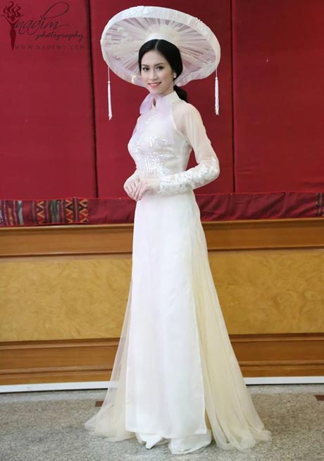 Triều Thu duyên dáng, thướt tha trong tà áo dài truyền thống.
