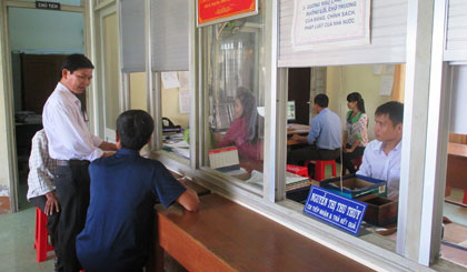 Cán bộ, công chức, viên chức cơ sở thường xuyên quá tải công việc, phải làm thêm ngoài giờ mới đảm bảo  yêu cầu cấp trên (Ảnh: UBND xã Long Bình Điền, huyện Chợ Gạo).