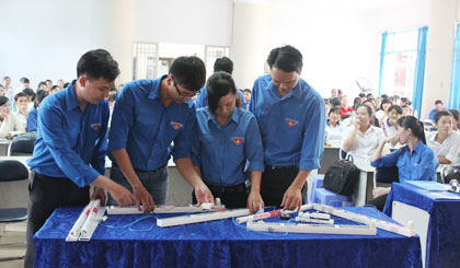 Các bạn ĐVTN thực hành trên các sản phẩm điện