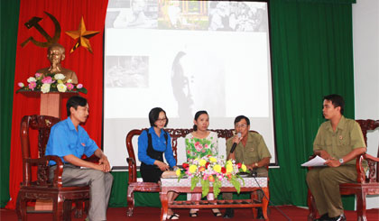 Giao lưu với các cựu chiến binh.