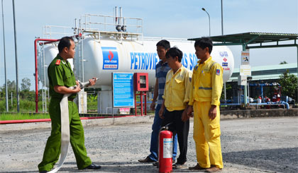 Cán bộ Phòng cảnh sát PCCC và CNCH, Công an tỉnh hướng dẫn thao tác sử dụng thiết bị, phương tiện về PCCC cho lực lượng chữa cháy cơ sở.