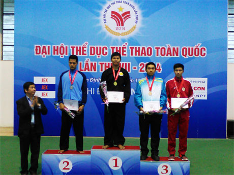 VĐV Mạch Quốc Hưng nhận HCV  (giữa).                                              Ảnh: Phùng Long