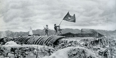 Cờ “Quyết chiến, Quyết thắng” phấp phới tung bay trên nóc hầm Tướng Đờ Cáttơri.