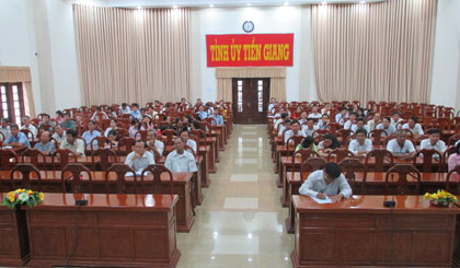  Quang cảnh buổi báo cáo chuyên đề