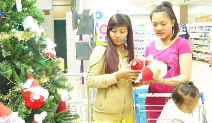Khách hàng lựa chọn, mua sắm các loại hàng hóa Giáng sinh tại Co.op Mart Mỹ Tho.