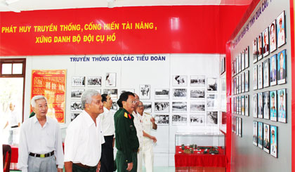 Các đại biểu tham quan Phòng truyền thống Trung đoàn 924.