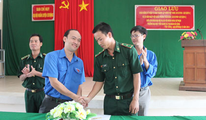 Đại diện cụm đoàn 6 và Chi đoàn Đại đội ký kết nghĩa.