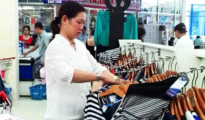 Khách hàng mua hàng tại siêu thị Co.op Mark Mỹ Tho. Ảnh: Vân Anh