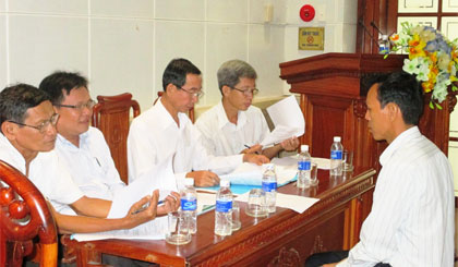 Thời gian gần đây, tỉnh đã có nhiều chủ trương, chính sách thu hút trí thức trẻ về cơ sở  công tác (trong ảnh: Phỏng vấn ứng viên tham gia Đề án Thí điểm tuyển chọn trí thức trẻ  tình nguyện về các xã tham gia phát triển nông thôn giai đoạn 2013 - 2020).