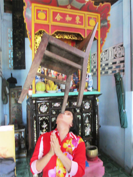 Chị Nguyễn Thị Thúy ôn lại môn múa ghế  trước khi đi múa cúng miễu.