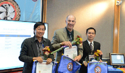 NSNA Duy Anh ( bìa trái) tham gia chấm ảnh tại Vigrina -Mỹ vào tháng 11-2014.