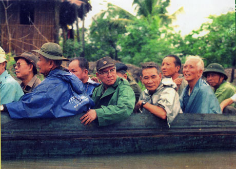 Cố Thượng tướng Trần Văn Trà và Thiếu tướng Phan Lương Trực thăm bà con Ấp Bắc.