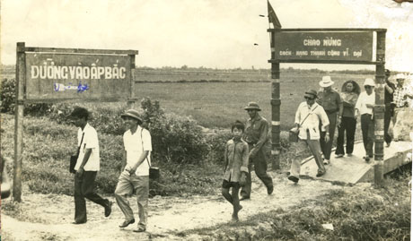 Đoàn phóng viên quốc đến thăm Ấp Bắc.