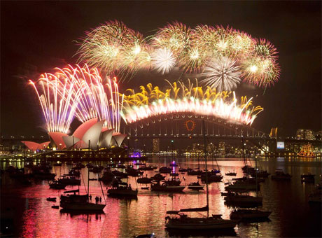 Hàng chục nghìn quả pháo được bắn lên bầu trời thành phố lớn nhất Australia. Ảnh: Reuters