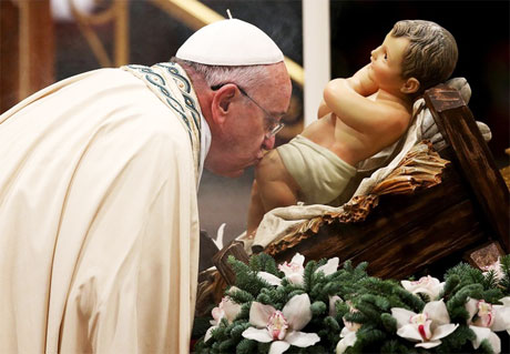 Giáo hoàng Francis hôn tượng chúa Jesus tại nhà thờ Saint Peters Basilica ở Vatican. Ảnh: Reuters