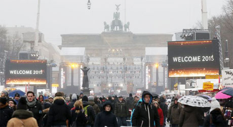 Lễ hội đón năm mới ở cổng Brandenburger Tor tại Berlin, Đức, hôm nay. Ảnh: Reuters