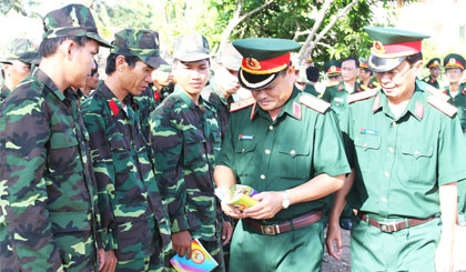 Trung tướng Nguyễn Phương Nam, Tư lệnh Quân khu 9 kiểm tra công tác huấn luyện lực lượng  dự bị động viên tại Trung đoàn 924.                                                                                                                   Ảnh: LÊ TIỄN