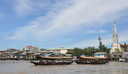 Khách du lịch tham quan trên sông Tiền ở địa bàn huyện Cái Bè.