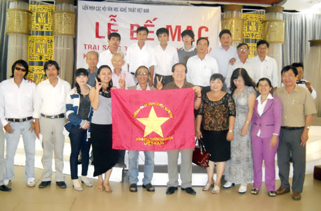  Nhà thơ Hữu Thỉnh, Chủ tịch Ủy ban toàn quốc Liên hiệp các Hội Văn học - Nghệ thuật Việt Nam  chụp hình lưu niệm cùng thành viên Trại Sáng tác văn học - nghệ thuật  ĐBSCL năm 2014.