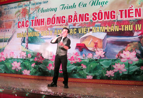  Ca sĩ Huy Thế (Tiền Giang) tham gia biểu diễn tại Chương trình Ca nhạc các tỉnh đồng bằng sông Tiền.