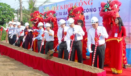 Lãnh đạo Tỉnh ủy, HĐND, UBND tỉnh, các sở, ngành tỉnh và các địa phương   thực hiện nghi thức lễ động thổ.