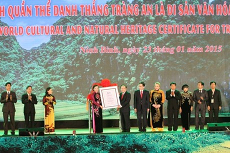Đón nhận Bằng ghi danh Quần thể danh thắng Tràng An là Di sản Văn hóa và Thiên nhiên thế giới.