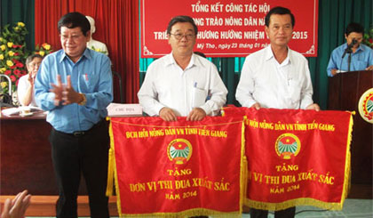 Hội Nông dân tỉnh tặng Cờ đơn vị thi đua xuất sắc năm 2014  cho Hội Nông dân huyện Gò Công Đông và huyện Cai Lậy.