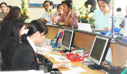 Giao dịch tại Ngân hàng Đông Á Chi nhánh Tiền Giang. Ảnh: T. Thiện