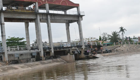 Cống Bảo Định - cống ngăn mặn quan trọng của Dự án Bảo Định (Tiền Giang) . Ảnh: Vân Anh