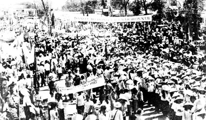 Nhân dân TP. Mỹ Tho nô nức mừng chiến thắng 30-4-1975.