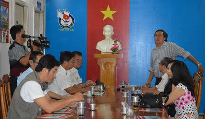 Trao đổi kinh nghiệm với báo Gia Lai.