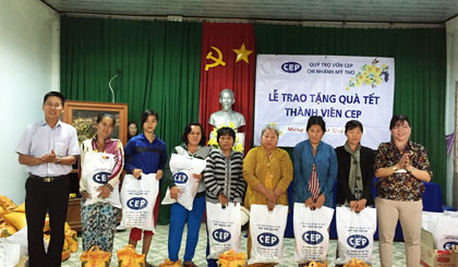 Chi nhánh CEP Mỹ Tho trao quà Tết cho các thành viên vay vốn.