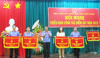 Đại diện các tập thể nhận Cờ thi đua dẫn đầu khối của TAND Tối cao.