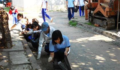 Đoàn viên, thanh niên tham gia thu gom rác tại khu dân cư ấp Bình Tịnh, xã Bình Phú.