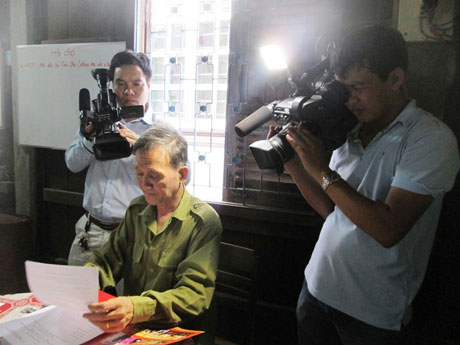 VTV3 đang quay về những việc làm từ thiện của lương y Đoàn Văn Khanh.