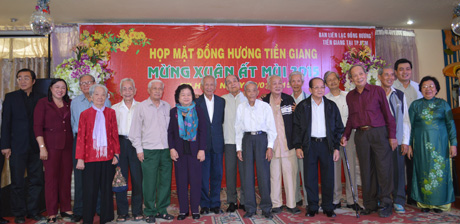 Bà Trương Mỹ Hoa, nguyên Phó Chủ tịch nước chụp ảnh lưu niệm với lãnh đạo tỉnh và đồng hương Tiền Giang.