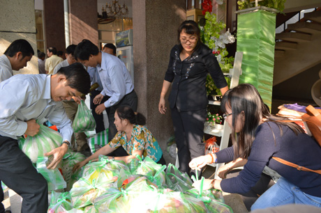 Công tác chuẩn bị quà Tết cho đồng hương Tiền Giang.