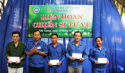 Anh Ngô Huỳnh Quang Thái, Phó Bí thư Tỉnh đoàn,  Chủ tịch Hội đồng Đội tỉnh trao giải cho các chỉ huy đội giỏi.