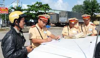 Lực lượng CSGT làm nhiệm vụ trên QL1A.
