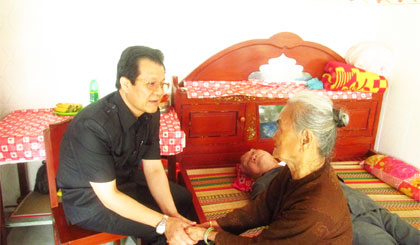 Ông Lê Hồng Quang, Phó Bí thư Tỉnh ủy tặng quà và chúc Tết gia đình chính sách ở TX. Gò Công.