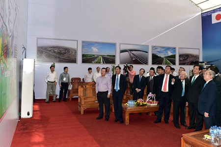 Thủ tướng xem bản đồ quy hoạch tuyến cao tốc TPHCM-Long Thành-Dầu Giây. Ảnh: VGP/Nhật Bắc