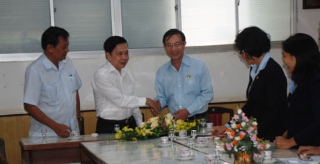 1.	Bí thư Tỉnh ủy trao quà chúc mừng Công ty Cổ phần Dược phẩm Tipharco.