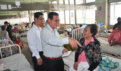 Ông Nguyễn Văn Khang, Phó Bí thư Tỉnh ủy, Chủ tịch UBND tỉnh thăm hỏi, tặng quà và chúc Tết bà Trần Thị Thắng, nguyên Bí thư Thành ủy Mỹ Tho.
