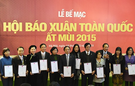 Đại diện các báo nhận giải thưởng trong Lễ bế mạc Hội báo Xuân. Ảnh: VGP/Quang Hiếu